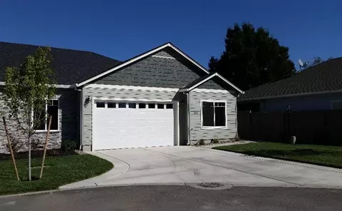 404 Live Oak Loop, Central Point, OR 97502 photo 1