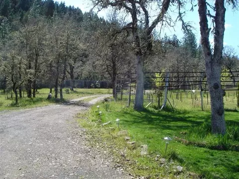 5815 Rhodes Ln, Eagle Point, OR 97524 photo 3