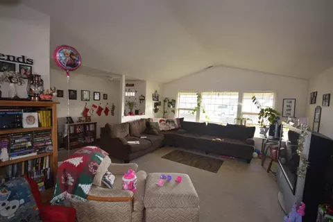 377 Bradley Way, Eagle Point, OR 97524 photo 3