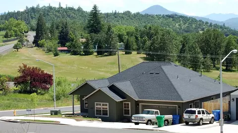 1056 Azure Way, Eagle Point, OR 97524 photo 14