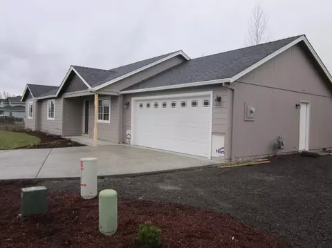 142 Dianne Way, Eagle Point, OR 97524 photo 2