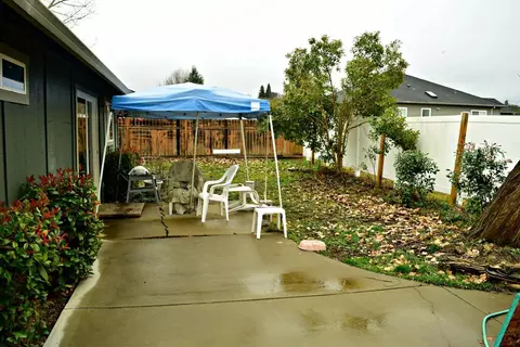 86 Osprey Dr, Eagle Point, OR 97524 photo 3