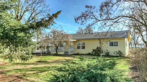 770 E Gregory Rd, Central Point, OR 97502 photo 2