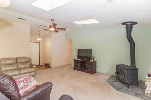 404 Barnum Dr, Phoenix, OR 97535 photo 3