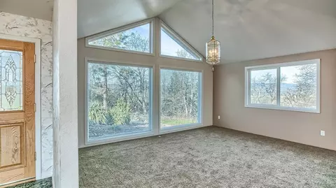 258 Sierra Dr, Eagle Point, OR 97524 photo 3