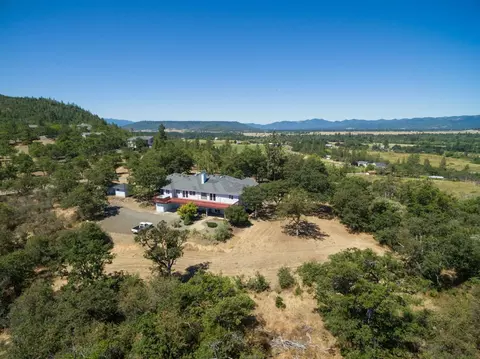 258 Sierra Dr, Eagle Point, OR 97524 photo 2