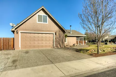 882 Win Way, Eagle Point, OR 97524 photo 2