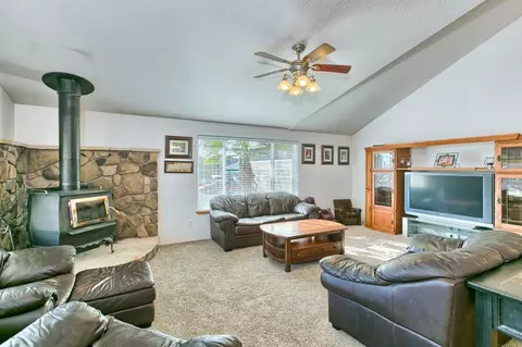 882 Win Way, Eagle Point, OR 97524 photo 9