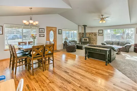 882 Win Way, Eagle Point, OR 97524 photo 5