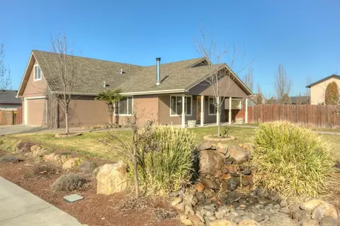882 Win Way, Eagle Point, OR 97524 photo 1