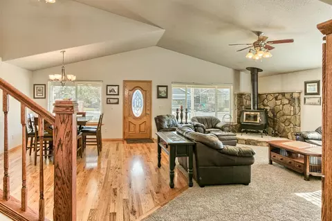 882 Win Way, Eagle Point, OR 97524 photo 6