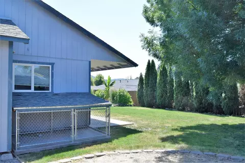 421 Merlee Cir, Eagle Point, OR 97524 photo 2