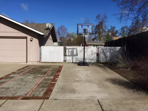 999 Forest Glen Dr, Central Point, OR 97502 photo 3