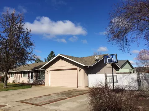 999 Forest Glen Dr, Central Point, OR 97502 photo 2
