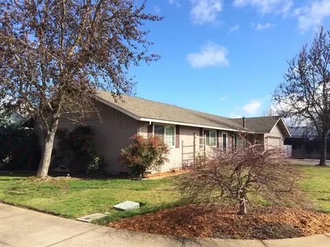 999 Forest Glen Dr, Central Point, OR 97502 photo 4