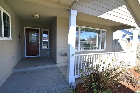 717 Mountain Ave, Central Point, OR 97502 photo 2