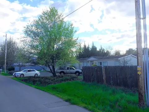 690 Cherry St, Medford, OR 97501 photo 3