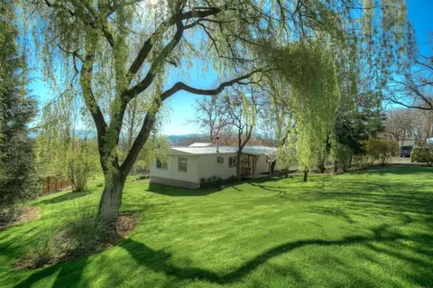 830 Dahlia Ter, Eagle Point, OR 97524 photo 4