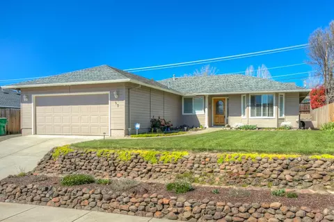 37 Eagle View Dr, Eagle Point, OR 97524 photo 2