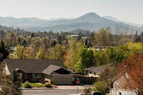 531 Winston Ct, Eagle Point, OR 97524 photo 2