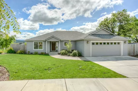 931 Crystal Dr, Eagle Point, OR 97524 photo 1