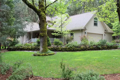4895 Rogue River Dr, Eagle Point, OR 97524 photo 2