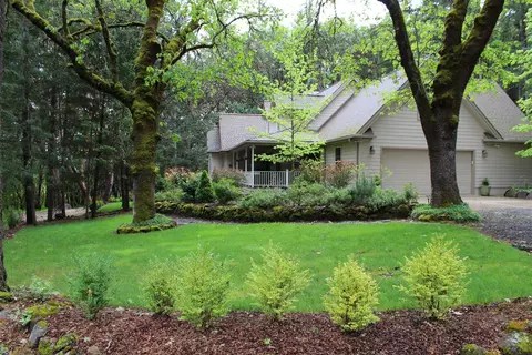 4895 Rogue River Dr, Eagle Point, OR 97524 photo 1