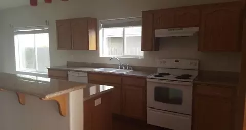 628 John Wayne Dr, Central Point, OR 97502 photo 3