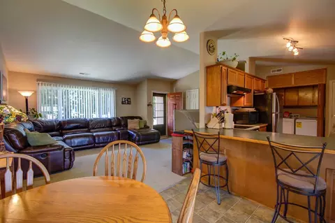 403 C St, Phoenix, OR 97535 photo 10