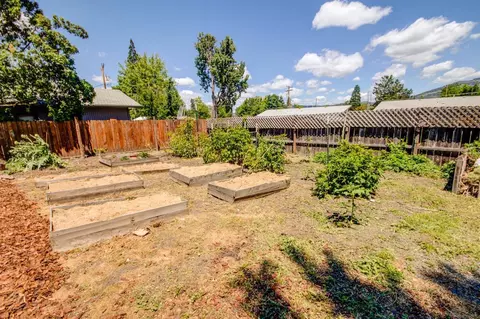 403 C St, Phoenix, OR 97535 photo 28