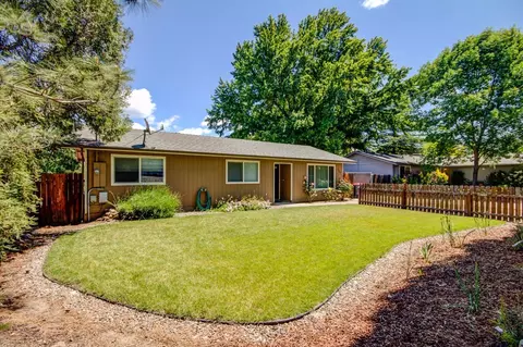 403 C St, Phoenix, OR 97535 photo 2