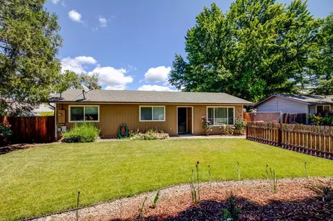 403 C St, Phoenix, OR 97535 photo 3