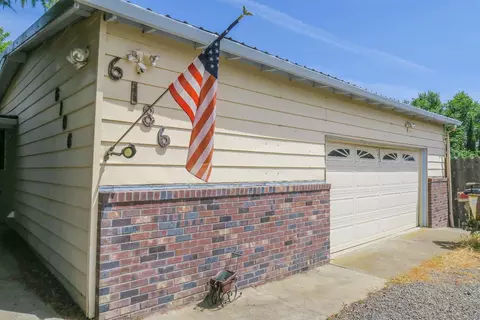 6186 Iris Ln, Central Point, OR 97502 photo 2