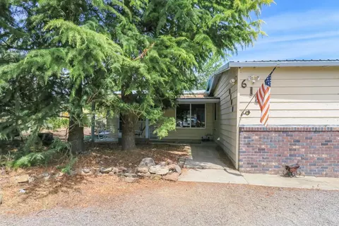 6186 Iris Ln, Central Point, OR 97502 photo 1