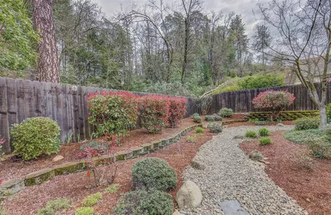 327 SW Independence Dr, Grants Pass, OR 97527 photo 16