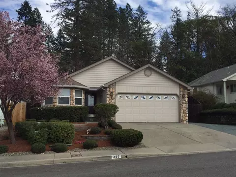 327 SW Independence Dr, Grants Pass, OR 97527 photo 2