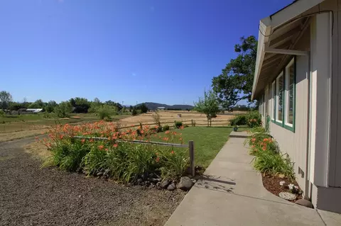 2410 Dodge Rd, Eagle Point, OR 97524 photo 4
