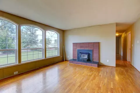 445 W Pine St, Central Point, OR 97502 photo 3