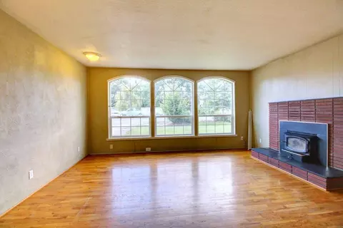 445 W Pine St, Central Point, OR 97502 photo 4