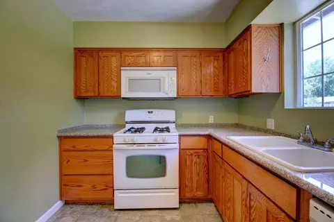 445 W Pine St, Central Point, OR 97502 photo 9