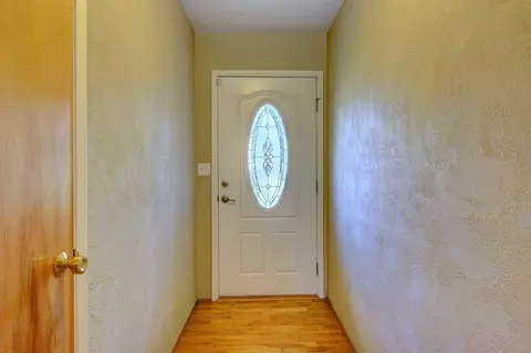 445 W Pine St, Central Point, OR 97502 photo 2