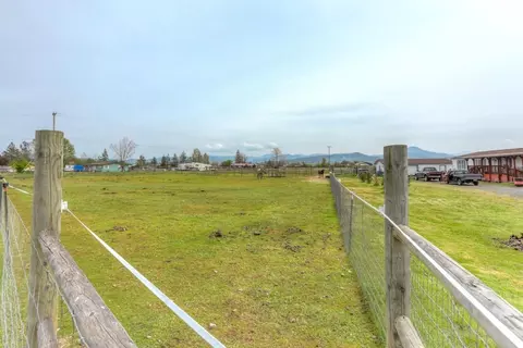 856 E Dutton Rd, Eagle Point, OR 97524 photo 3