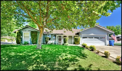638 Crystal Dr, Eagle Point, OR 97524 photo 3
