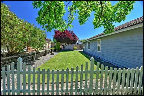 638 Crystal Dr, Eagle Point, OR 97524 photo 4