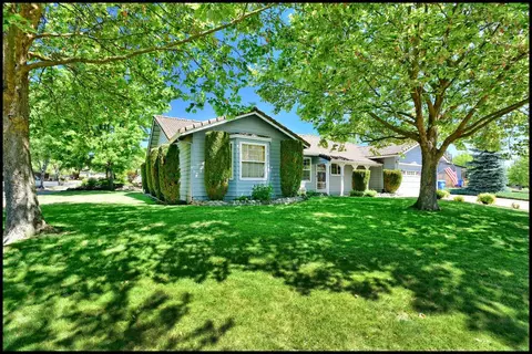 638 Crystal Dr, Eagle Point, OR 97524 photo 2