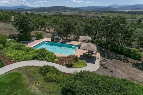 2089 Riley Rd, Eagle Point, OR 97524 photo 2