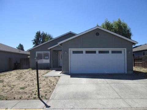1332 Hawk Dr, Central Point, OR 97502 photo 1