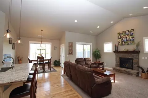 664 Nottingham Ter, Eagle Point, OR 97524 photo 3