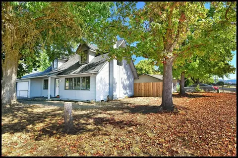 717 Malabar St, Central Point, OR 97502 photo 3