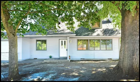 717 Malabar St, Central Point, OR 97502 photo 2